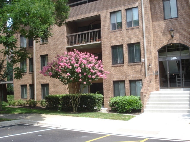 Building Photo - Large 2BR/1BA condo in gated community. Walking distance to Metro.