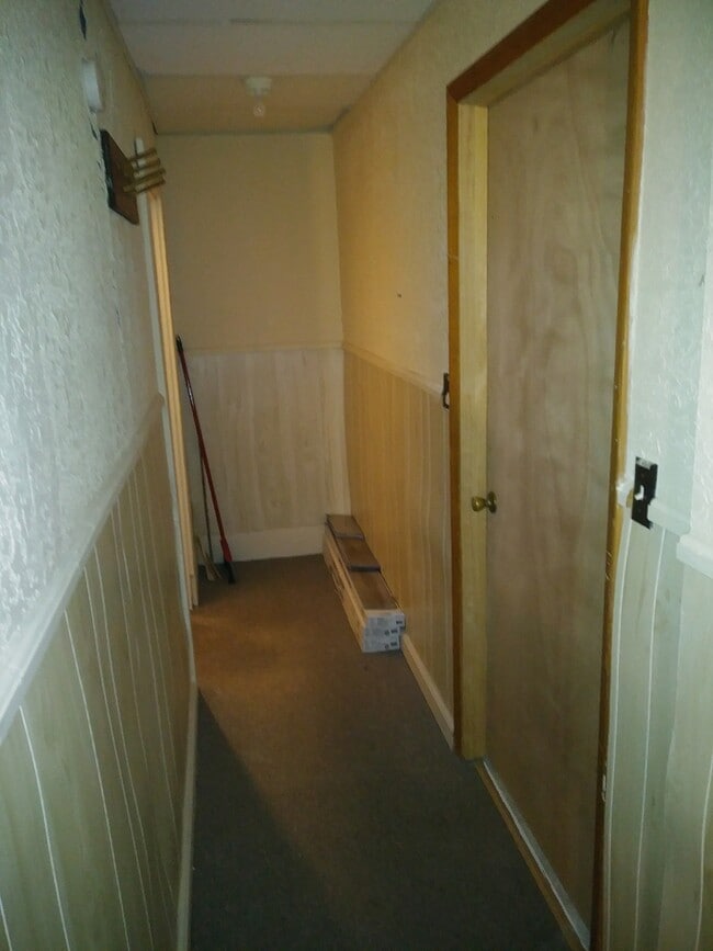 Pasillo al sótano. No es compartido, solo para el apartamento de abajo. El piso de arriba tiene su propia lavandería.