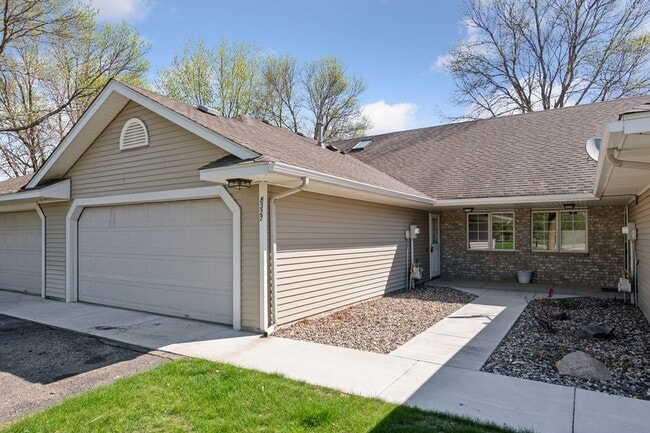 Photo - 8327 Victoria Dr Townhome