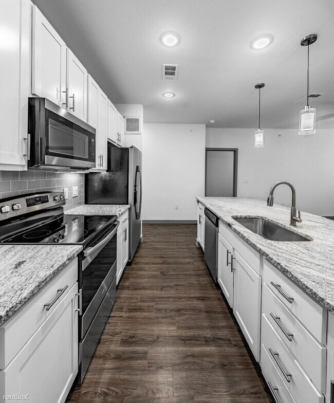 Photo - 1 br, 1 bath Condo - 2552 N Austin Ave