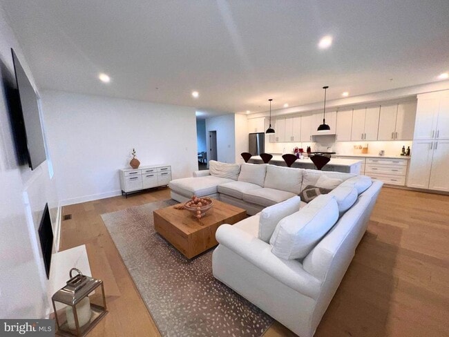 Building Photo - 986 Henry Ave