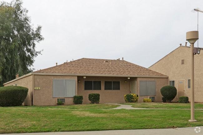 Photo - Tulare Garden Apartments