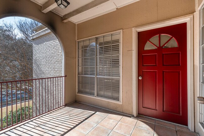 Entry way with private patio - 4023 Wycliff Ave Unit 204