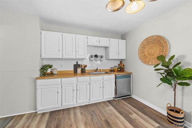 Photo - 29061 Balmoral St