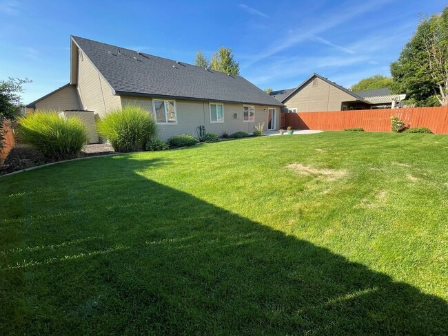 Photo - Spacious 3-Bed + Den Home in Hollybrook Su...