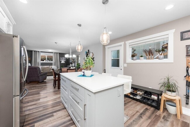 Photo - 6929-197A 197A St