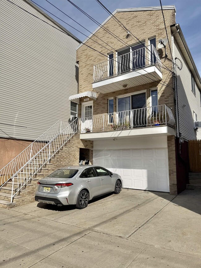 Building Photo - 406 5th St Unit 2