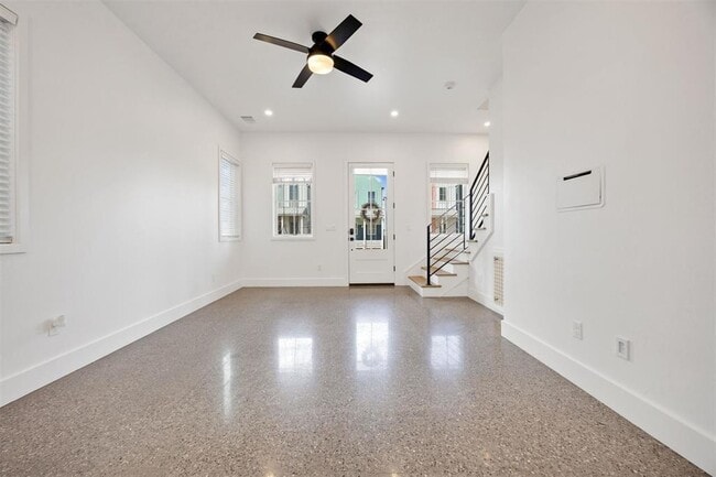 Photo - 966 Hangar Dr