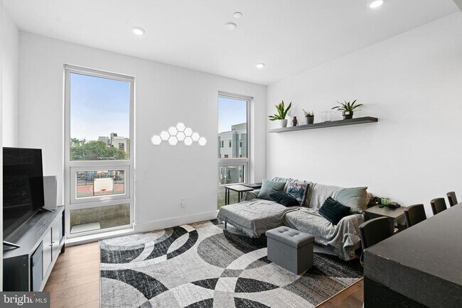 Building Photo - 1501 N 31st St Unit 215 Rental