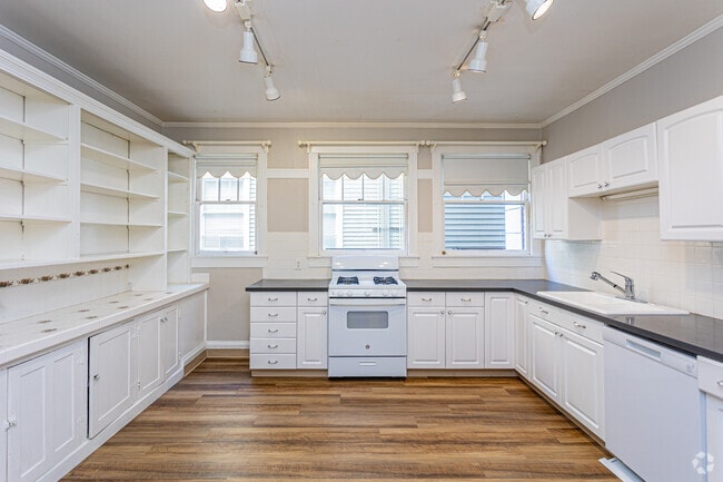 2BR, 1BA - 1500SF
