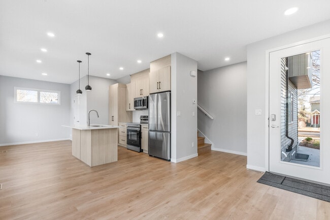 Building Photo - 11528-11122 122 St NW Unit 3