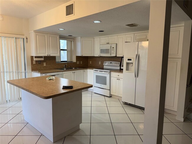 Building Photo - 4725 SW 62nd Ave Unit 201