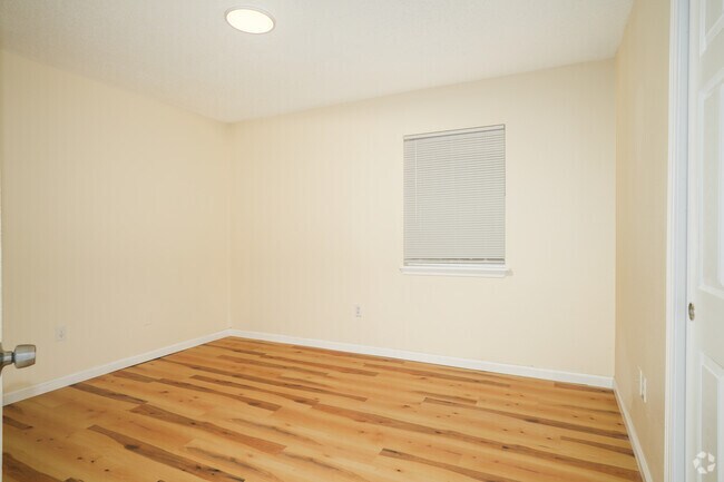 2BR, 1BA - 820SF - Primary Bedroom