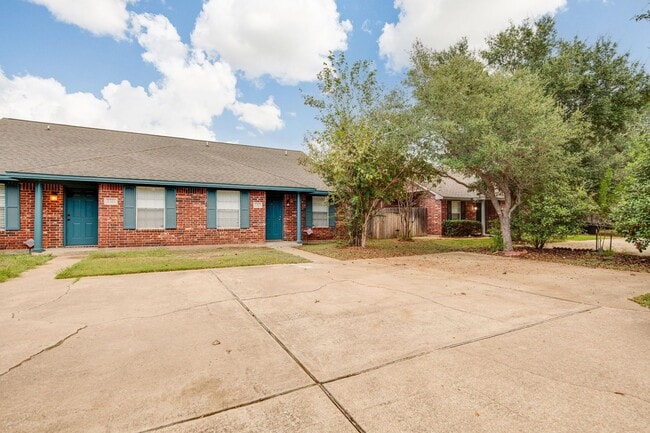 Photo - NOVEMBER Move in! 2/2 Duplex with fenced i...