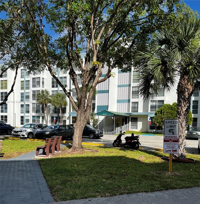 Building Photo - 200 177th Dr Unit 605