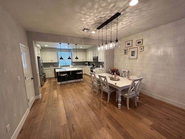 Photo - Brighton Oaks Beauty Just Steps from Downt...