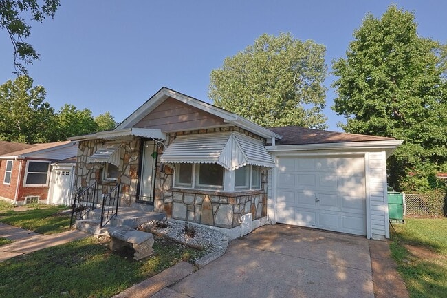 Photo - 1901 N Hanley Rd