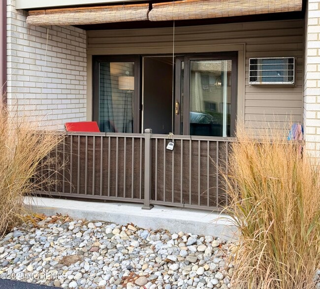 Building Photo - 330 Shore Dr Unit 7