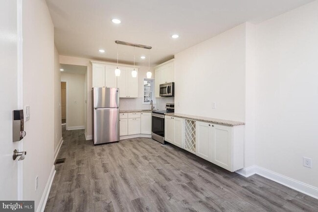 Building Photo - 537 N 33rd St Unit 1