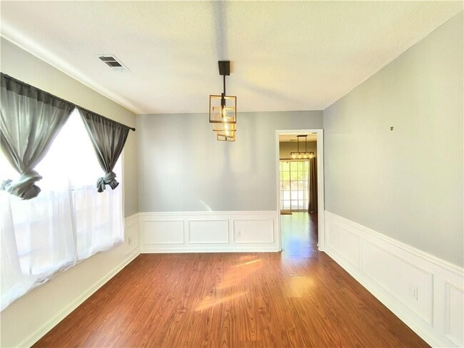 Photo - 2815 Priestcliff Dr SE