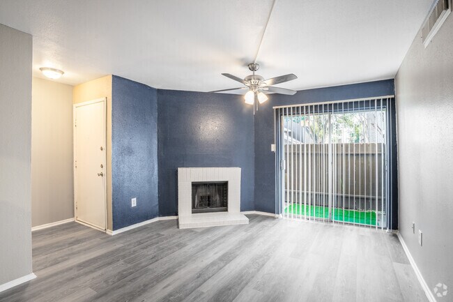 1 habitación, 1 baño - 600 pies cuadrados - Sala de estar - Angleton Manor