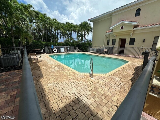 Photo - 4910 SW 17th Pl Unit 5
