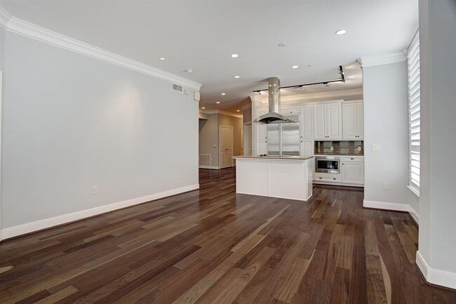 Building Photo - 1419 Montrose-ID711.2 Unit ID711.2