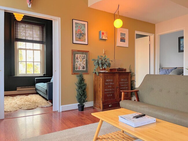 Photo - Comfortable One Bedroom Condo For Rent - C...