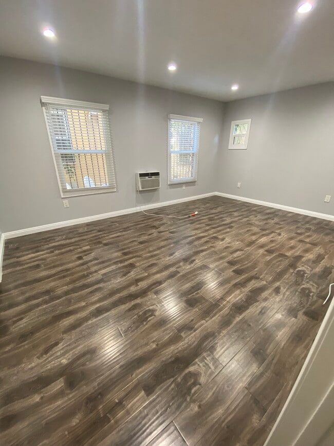 1 BDRM Cottage - 7284 Fountain Ave