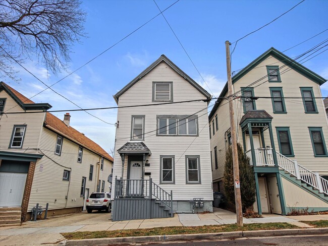 Updated 3 Bed / 1 Bath Duplex — Lower East... - Updated 3 Bed / 1 Bath Duplex — Lower East... Casa Adosada