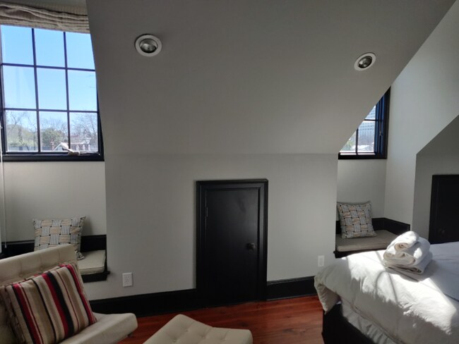 Photo - 3 BD DOWNTOWN Single Family House