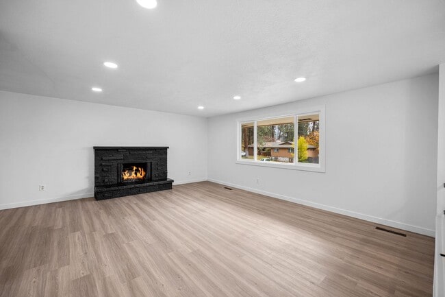 Building Photo - Beautiful South Valley Home! Available Now!