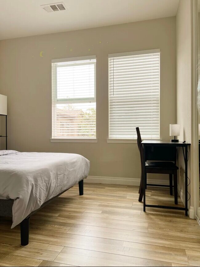 Photo - 425 S Meadowbrook Dr