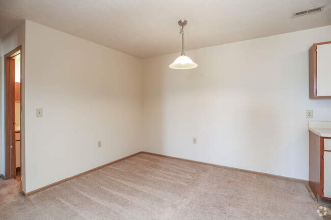 2BR, 2BA - 918SF - Dining Room
