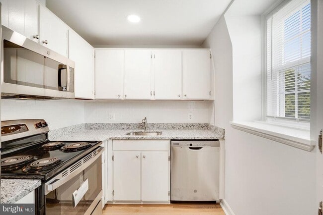 Photo - 3008 S Abingdon St Apartment Unit C2