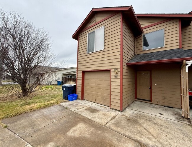 Photo - COME TAKE A LOOK AT THIS SPACIOUS TOWNHOME IN REDMOND!