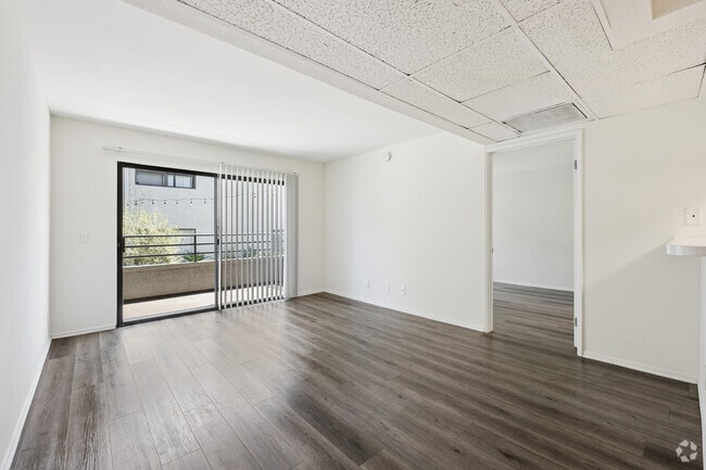 2BR, 2BA - 900SF - Living Room