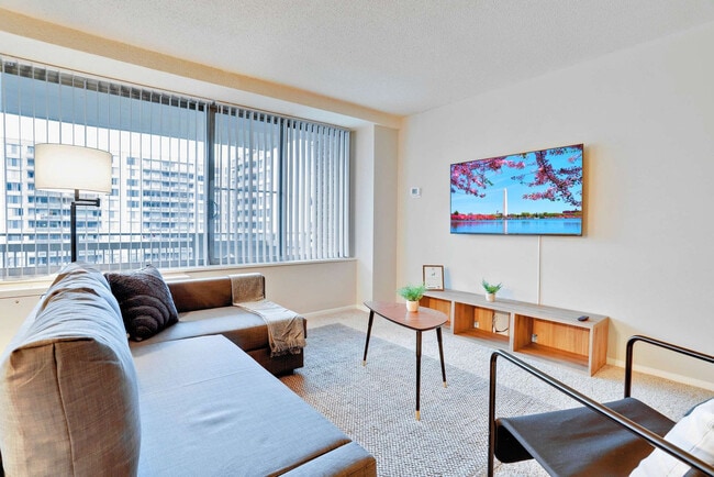 Photo - 2111 Richmond Hwy Unidad FL6-ID1022388P