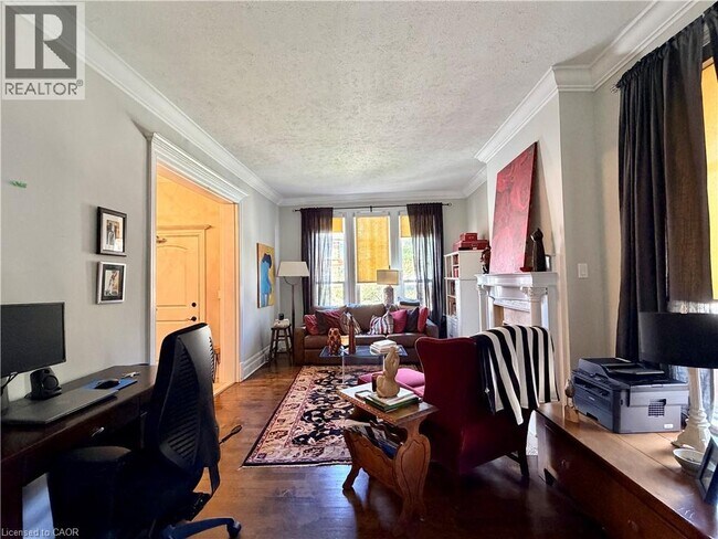 Photo - 281 Park St S
