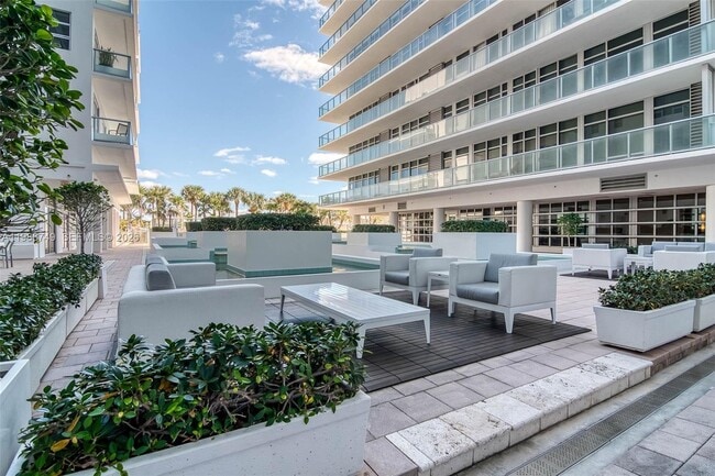 Building Photo - 3737 Collins Ave Unit S-203