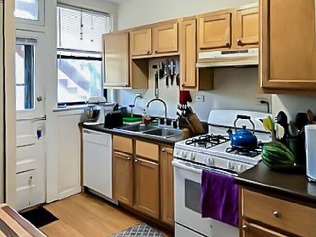 Photo - 1941 W Winnemac Ave Unit 2