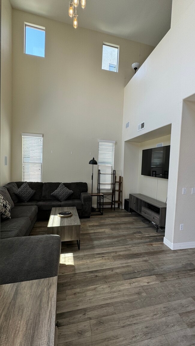 Living room - 615 E Portland St