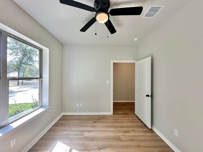 Photo - Tour Today! New Construction 4 Bed 2 Bath ... Unidad 101 - 2404 Henshaw Creek Dr