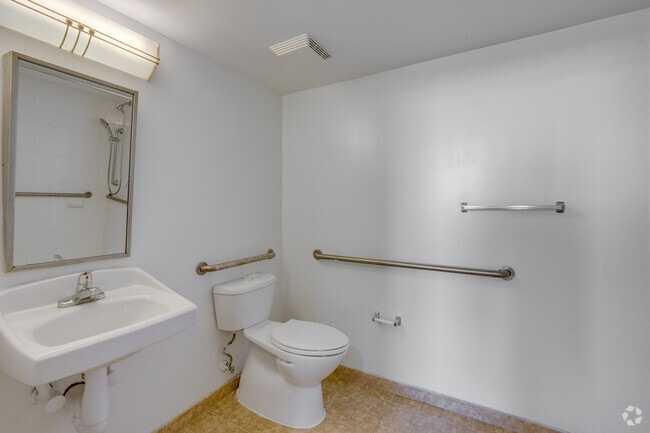 1 habitación + sala de estar, 2 habitaciones - 838 ft² - Baño