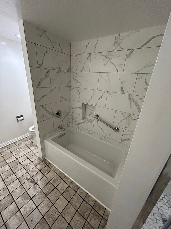 Bañera de inmersión - 289 S Barrington Ave Unidad 302