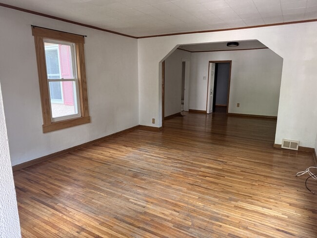 Photo - 814 Owens St N