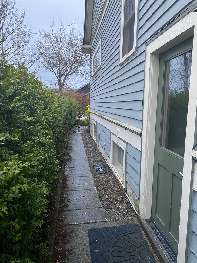 Entry Outside - 1208 Colby Ave Unit Apartment