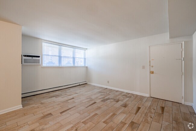 2BR, 1BA - 850 SF - Living Room