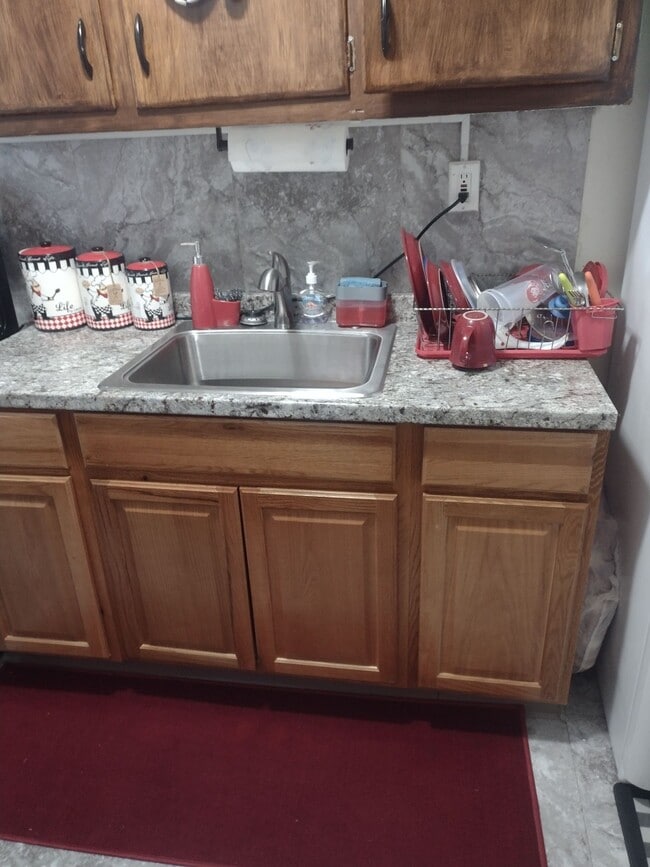 Building Photo - Spacious 2 bedroom -don't wait this will not last Unit 22-1