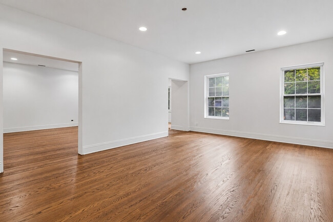 Photo - 6914 N Sheridan Rd